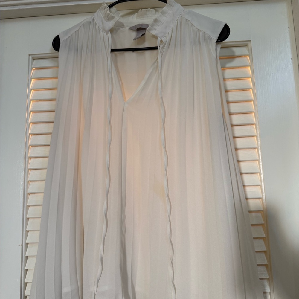 H&M White Pleated Sleeveless Blouse
